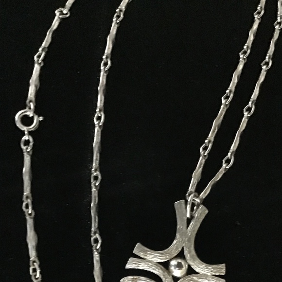 Avon Vintage Necklace Silver Tone Textured Pendant Groovy! - Picture 6 of 10